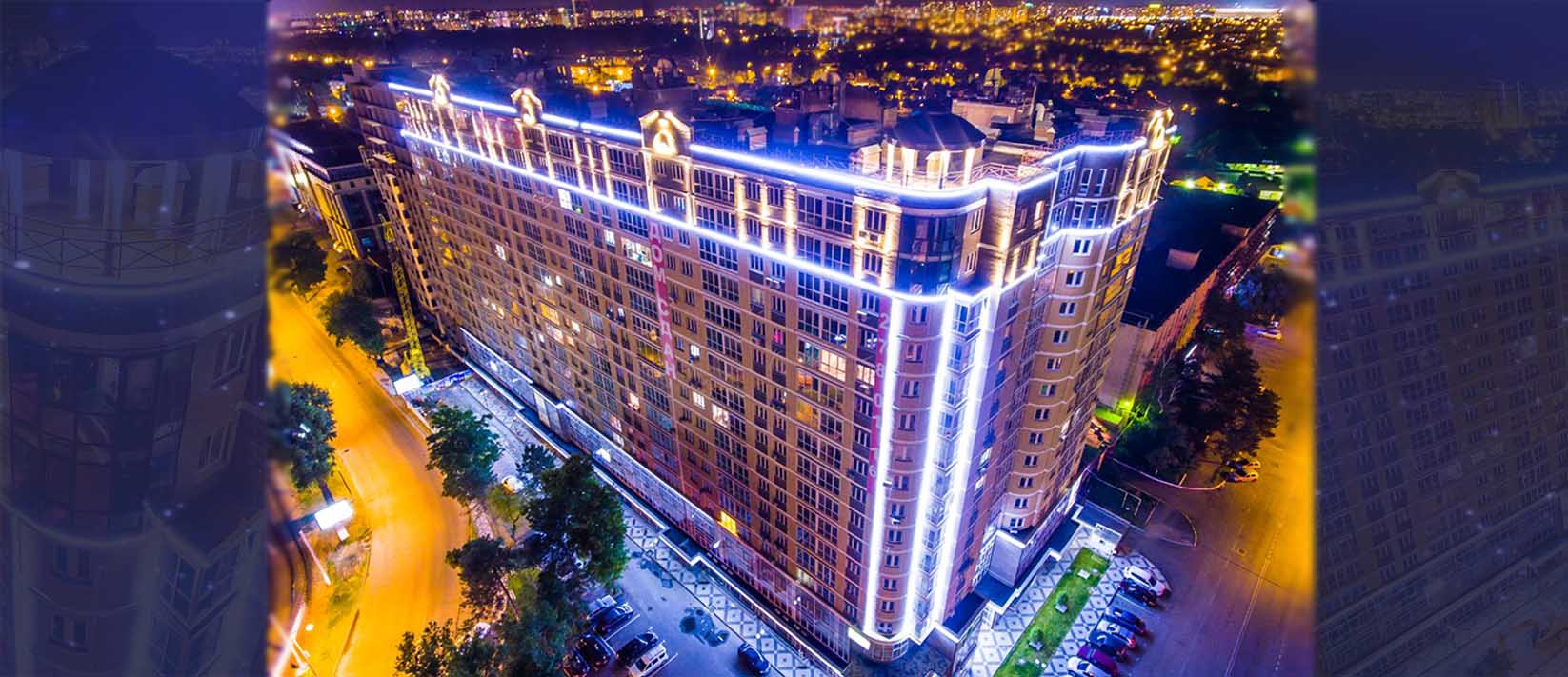 Архитектурная подсветка жилого здания линейными прожекторами